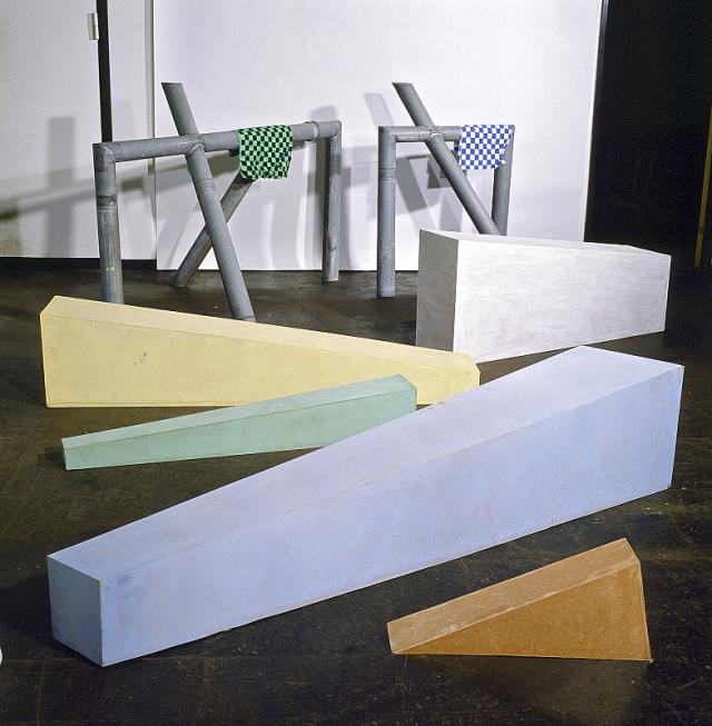 Rørlige rumdelere med kile elementer, 1988 skulptur i 7 dele, zinkrør og masonite