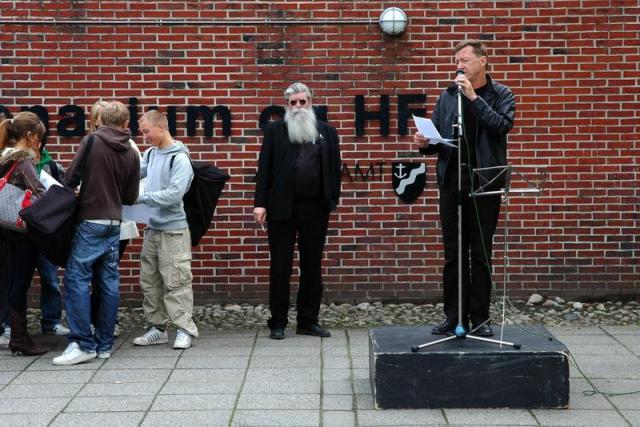 Billeder af værket fra indvielsen i 2006. Tilsendt af Langkær Gymnasium og HF IB World School.