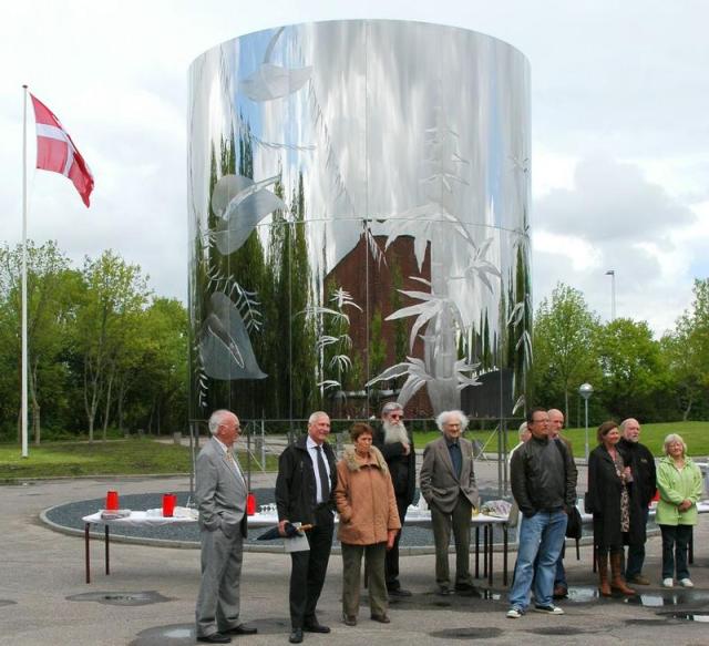 Billeder af værket fra indvielsen i 2006. Tilsendt af Langkær Gymnasium og HF IB World School.