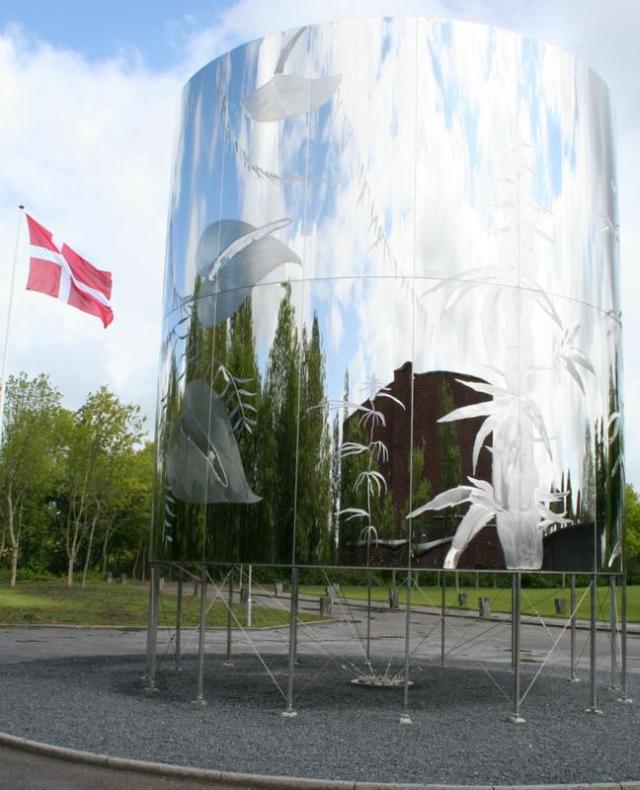 Billeder af værket fra indvielsen i 2006. Tilsendt af Langkær Gymnasium og HF IB World School.