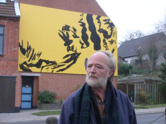 Mogens Gissel foran sit værk ved indvielsen. Tilsendt af Odder Kommune. 