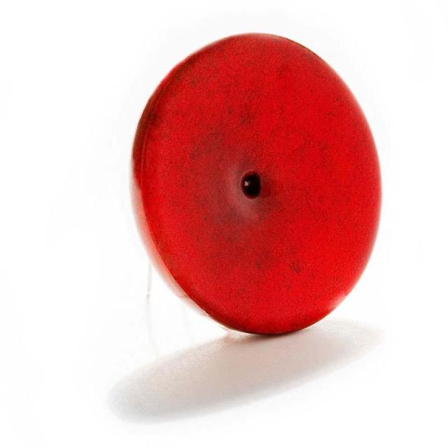 Mono Red broche