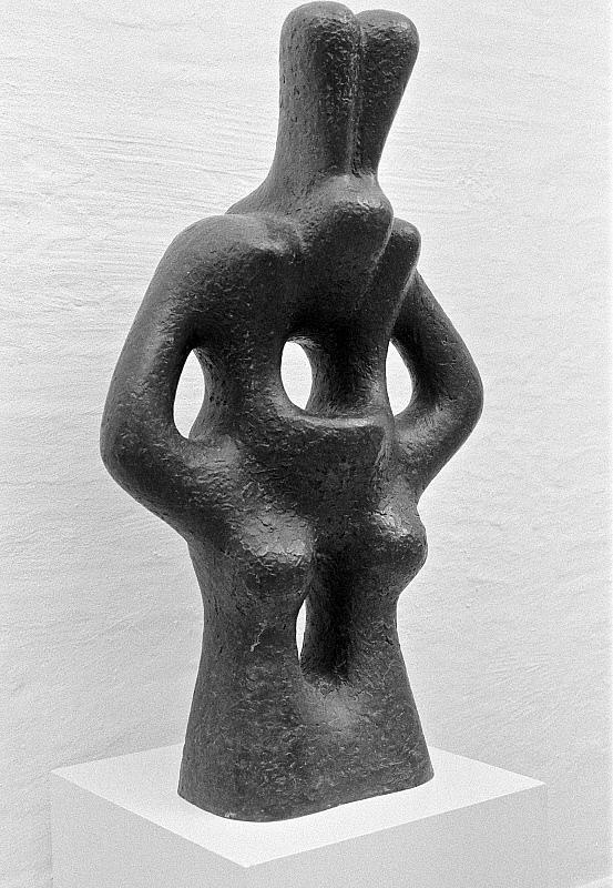 Solidaritet, hyldest til Elise Johansen 1968, skulptur bronze