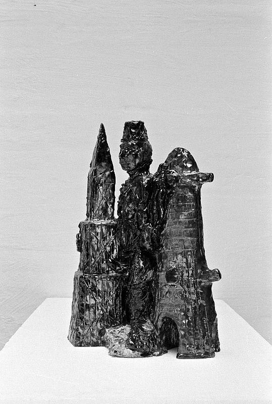 Mand med to tårne 1984, skulptur, raku