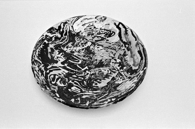 Nys, Mr. Bounderby, 1985, lerfad/m begitning Klar glasur, Ø mål 51 cm.