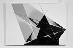 Tre trekanter i konfiguration, 1985, collage og kridt