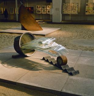 Ocean, 1987, skulptur i mange dele, glas/jern/træ mm Længde: ca. 250 cm.