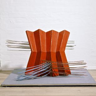 Skulptur.'Trådskulptur med foldet træstykke' 1965