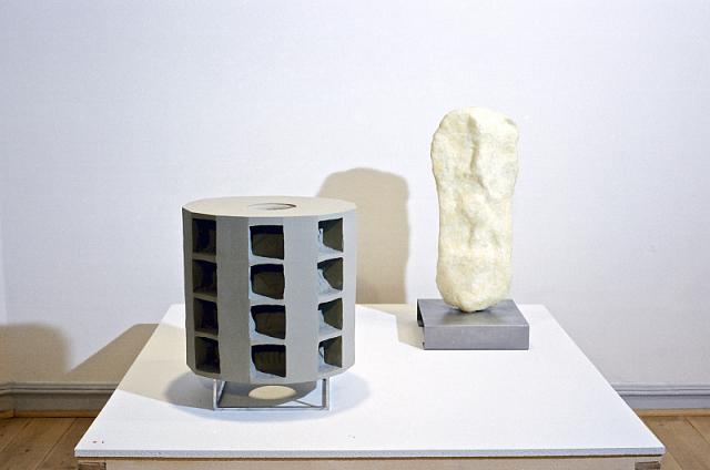 Skulptur, 1987, h: 68 og 70 ( reg. 22 a og b)