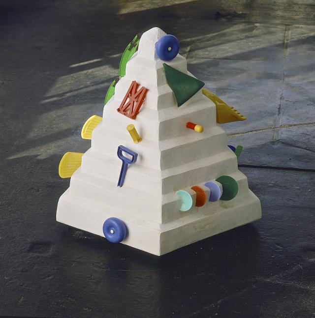 Trappepyramide med plastic-elementer+stativ, 1988 skulptur, gibs/plastic