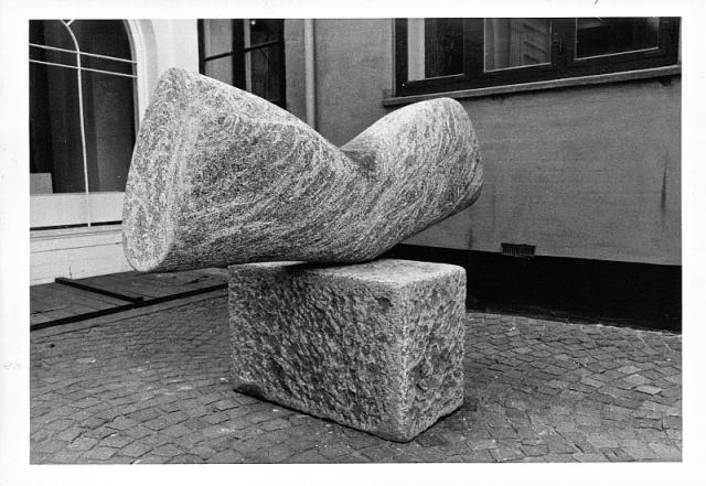 Organisme 1983, skulptur, granit