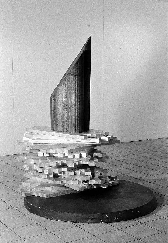Fra den store tragt II 1984, skulptur glasfiber-træ-jern