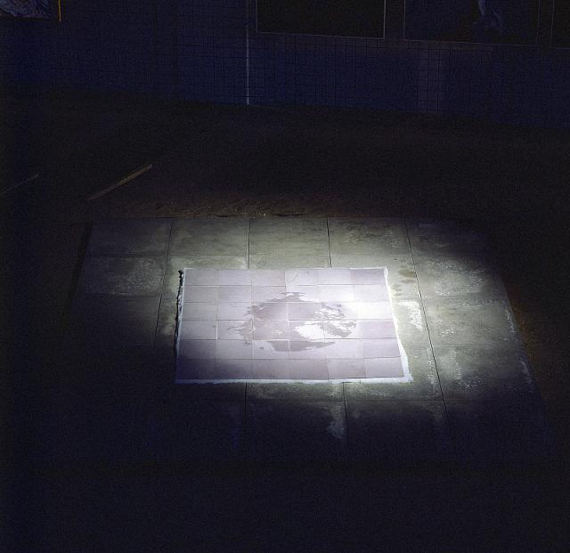Antarktis II, 1987, skulptur i 37 dele 36 sandblæste glasplader/vat