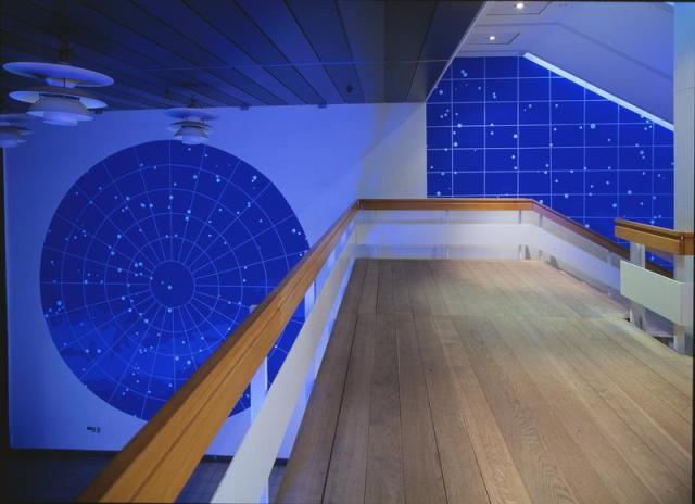 Stjernekort - Statens Kunstfonds 3-årspræsentation 1998. Udsmykning af væggene i forhallen og trapperummet.