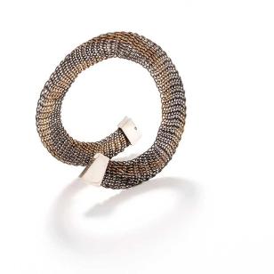Fingervævet armring