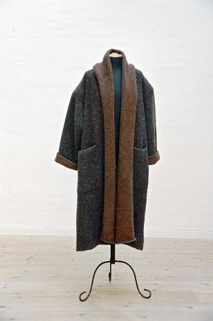 Vendefrakke, sweater, nederdel og vendehue