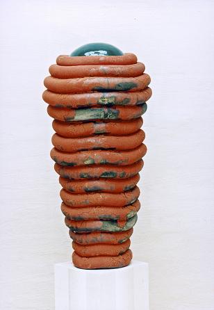 Keramisk skulptur med sokkel