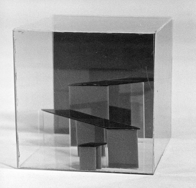 Skulptur i transparent og farvet acryl