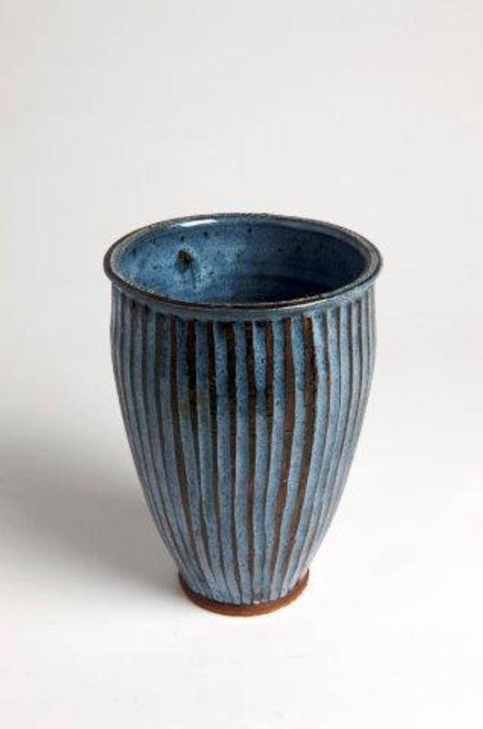 Vase med blå dekoration