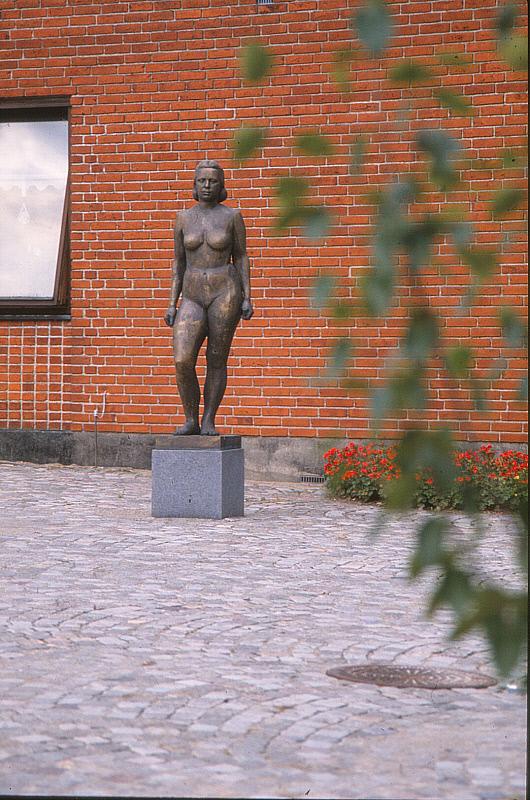 Stående kvindefigur