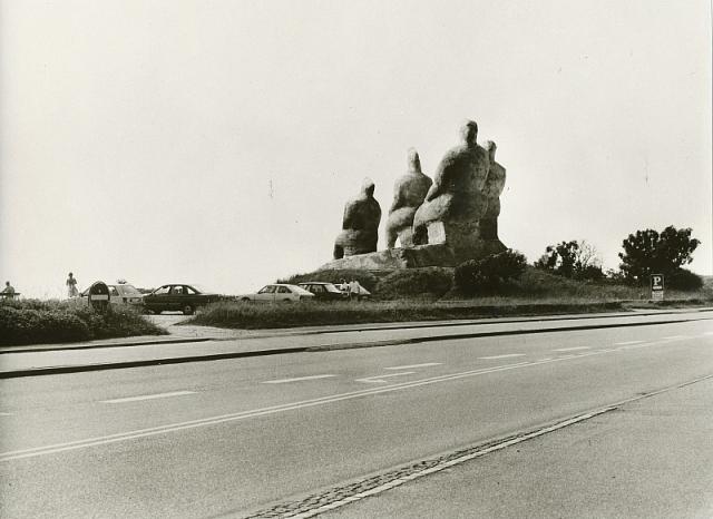 "Mennesker på en strandbred". 1954. Forstudie til Mennesker ved Havet.