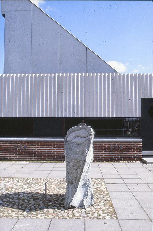 Skulptur i travertino, Skulptur i sortpatineret bronze, Skulptur i lysegrå bardiglio og Stentøjsrelief