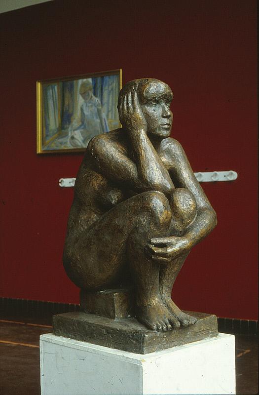 Siddende kvinde i bronze, nat.st. Titel: Siddende kvindefigur